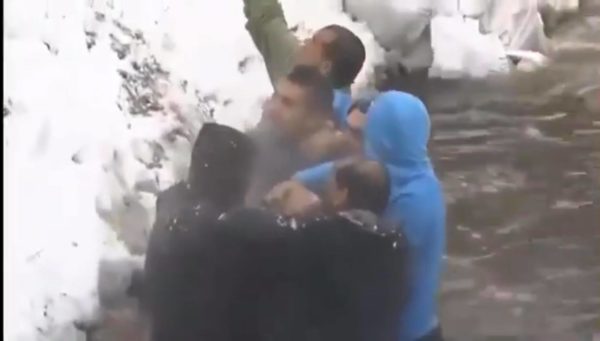 (VIDEO)U Bugarskoj opšta tuča učesnika plivanja za Časni krst