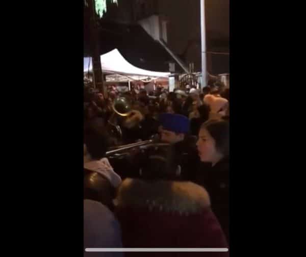 (VIDEO)Pariz : Trubači i masa ljudi na Badnje veče ispred Crkve Sveta Petka u Bondy